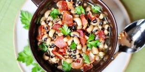 Black-Eyed Peas with Bacon ~ eat on New Year's Day for a lucky and prosperous year! | {Five Heart Home}