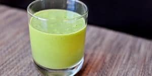 Green Smoothie ~ start the new year off right with this yummy smoothie that's packed with fruit, creamy avocado, and vitamin-rich spinach | {Five Heart Home}