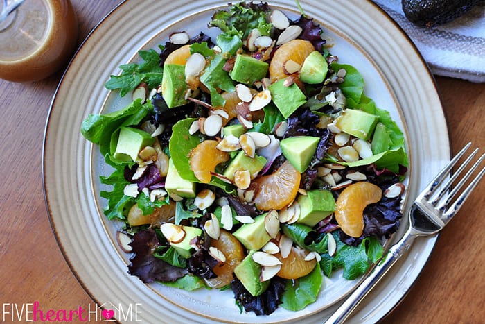 vue aérienne d'une Salade Asiatique avec Vinaigrette Asiatique sur une assiette