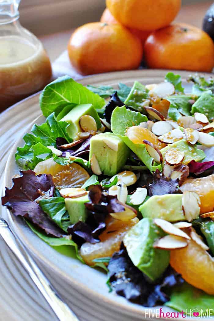 Gemischter grüner Salat mit Mandarinen, gerösteten Mandeln, Avocado und Sesam-Ingwer-Vinaigrette | {Five Heart Home}