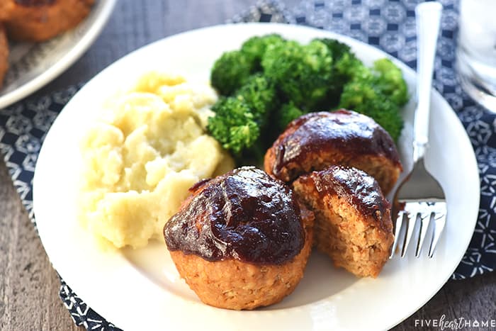 Turquia bolo de carne Muffins com purê de batatas e brócolis