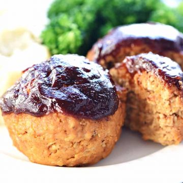 Turquia bolo de carne Bolinhos ~ esse suculento, saboroso, rápido para fazer a receita é também ovos e sem glúten, com uma proposta de textura e um saboroso molho barbecue esmalte para um jantar fácil e agradável à família! | FiveHeartHome.com