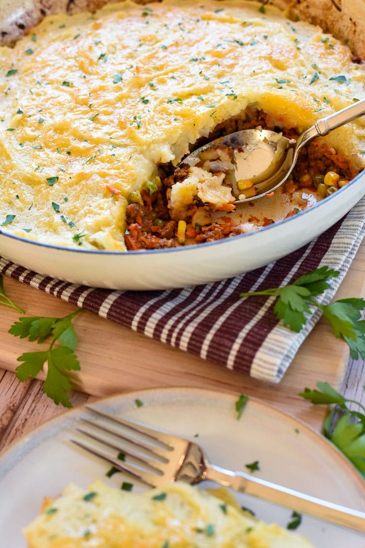 https://www.fivehearthome.com/wp-content/uploads/2022/02/Easy-Shepherds-Pie-Recipe_720px-7.jpg