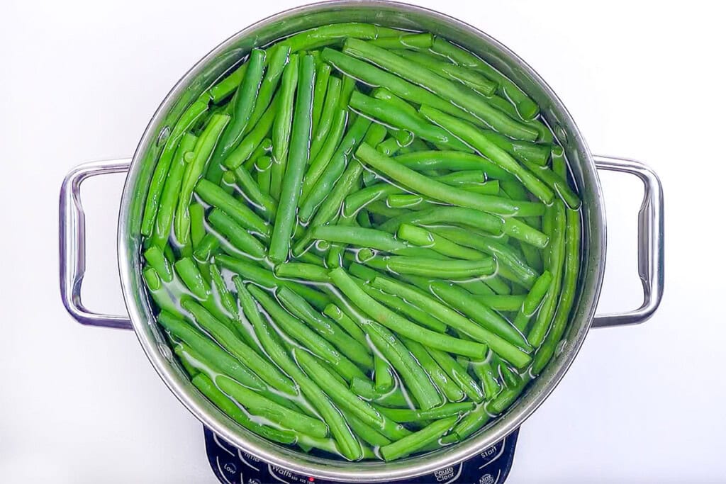 Boiled fresh green beans.